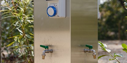 Reisemobilstellplatz - Entsorgung Toilettenkassette - Colonna acqua potabile e corrente in ogni piazzola - Agriturismo Agricamping GARDA NATURA