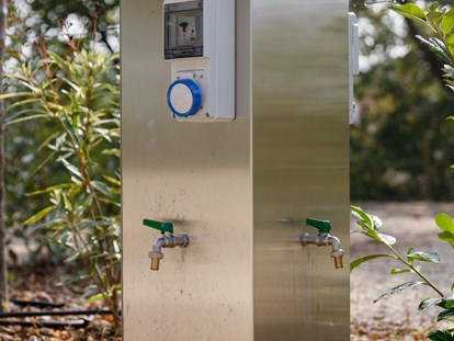 Reisemobilstellplatz - Entsorgung Toilettenkassette - Colonna acqua potabile e corrente in ogni piazzola - Agriturismo Agricamping GARDA NATURA