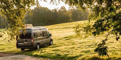 Reisemobilstellplatz - Wohnwagen erlaubt - Region Allgäu - drei Stellplätze mit freier Aussicht in die Allgäuer Landschaft. - Ferienhof und Baumhaushotel Allgäu