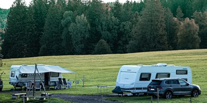 Reisemobilstellplatz - Wohnwagen erlaubt - Region Allgäu - drei Stellplätze mit freier Aussicht auf die Allgäuer Landschaft. - Ferienhof und Baumhaushotel Allgäu