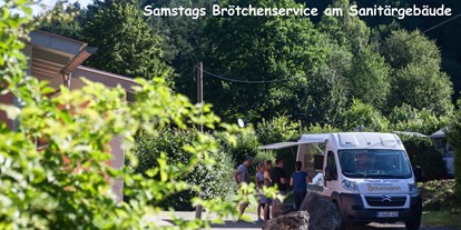 Motorhome parking space - Grauwasserentsorgung - Ostbayern - Brötchenservice jeden Samstag direkt am Sanitärgebäude. - Campingplatz Sippelmühle