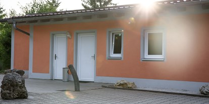 Motorhome parking space - Bademöglichkeit für Hunde - Ostbayern - Unser modernes Sanitärgebäude bietet alles was das Camperherz begehrt. - Campingplatz Sippelmühle