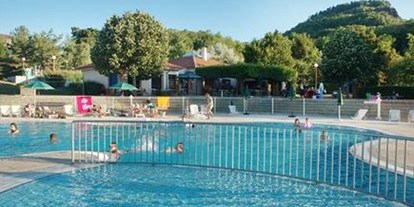 Motorhome parking space - Restaurant - Auvergne - Am Pool - Stellplatz Huttopia Royat