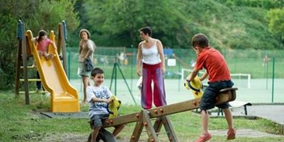 Reisemobilstellplatz - Wohnwagen erlaubt - Frankreich - Der Kinderspielplatz - Stellplatz Huttopia Royat