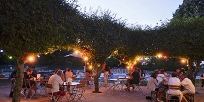 Motorhome parking space - Restaurant - Puy de Dôme - Gemütliche Abende - Stellplatz Huttopia Royat