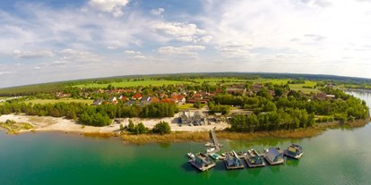 Reisemobilstellplatz - Umgebungsschwerpunkt: See - Sachsen - Schwimmende Häuser auf dem Geierswalder See - Stellplatz Ferien & Freizeitpark Geierswalde