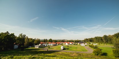 Reisemobilstellplatz - Frischwasserversorgung - Sachsen - Trixi-Camping mit Blick auf Feriendorf - Trixi Ferienpark Zittauer Gebirge