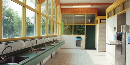 Reisemobilstellplatz - Hallenbad - Den Helder - Beheiztes und modernes Sanitärgebäube im Ferienpark De krim - Vakantiepark de Krim
