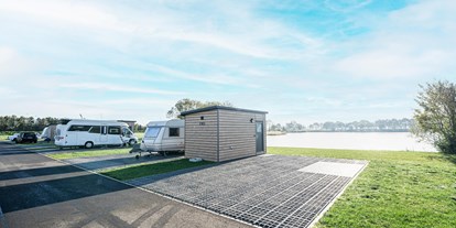 Motorhome parking space - WLAN: am ganzen Platz vorhanden - Ostfriesland - Stellplätze mit Privatbad in erster See reihe - Friesensee Camping und Ferienpark