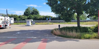 Motorhome parking space - öffentliche Verkehrsmittel - Switzerland - Vue de l'entrée - Euro-Relais Port de Saint-Blaise