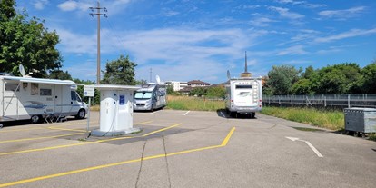 Motorhome parking space - öffentliche Verkehrsmittel - Switzerland - Vue de l'angle Sud-Ouest - Euro-Relais Port de Saint-Blaise