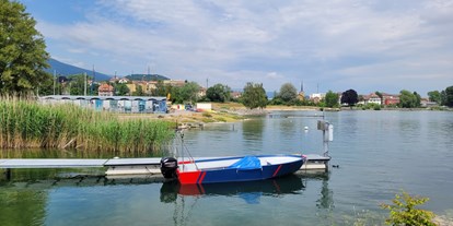 Reisemobilstellplatz - Bademöglichkeit für Hunde - Schweiz - Rives et plage vers l'Est - Euro-Relais Port de Saint-Blaise
