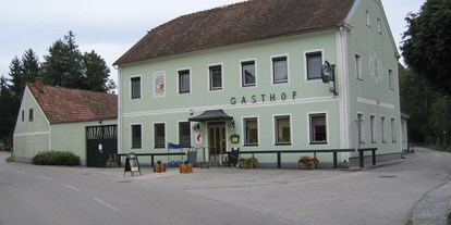 Reisemobilstellplatz - öffentliche Verkehrsmittel - Niederösterreich - Strassen Ansicht - Stellplatz beim Gwörthwirt