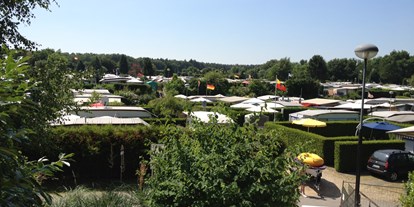 Reisemobilstellplatz - Umgebungsschwerpunkt: See - Nordrhein-Westfalen - Ein Blick von der Gaststätte über den Campingplatz - Stellplatz Campingplatz Graskamp