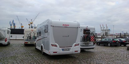 Reisemobilstellplatz - Wedel - ein normaler Parkplatz an der Elbe - Wohnmobilstellplatz am Fischmarkt Hamburg