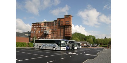 Reisemobilstellplatz - öffentliche Verkehrsmittel - Belgien - Parkplatz bei der Blegny-Mine