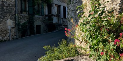 Reisemobilstellplatz - Frischwasserversorgung - Rhône-Alpes - Der historische Ortskern ist nur ca. 5 Minuten zu Fuß zu erreichen. Es gibt auch einen kleinen Lebensmittelladen. - CAMPING "LA CHATONNIERE"