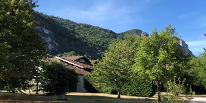 Reisemobilstellplatz - Rhône-Alpes - Das Sanitärgebäude. Generall viele hohe Bäume, wunderschöner Naturcampingplatz. - CAMPING "LA CHATONNIERE"