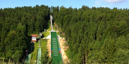 Reisemobilstellplatz - Umgebungsschwerpunkt: Berg - Ostbayern - Die Skisprungschanze ist unser Nachbar. - Die Bachlmühle