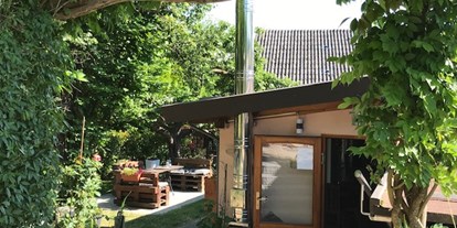 Reisemobilstellplatz - Entsorgung Toilettenkassette - Region Schwaben - Blick von der Sonnenterrasse zur Pizzeria - Plätzchen im Grünen 