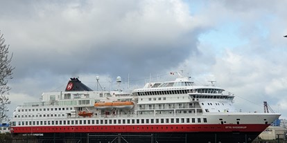 Reisemobilstellplatz - Wintercamping - Nordseeküste - Der Blick auf Hafengeschehen - Caravan Stellplatz Havenblick
