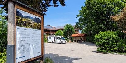 Reisemobilstellplatz - Sauna - Bayern - Einfahrt und Tafel mit Nutzungsbedingungen - Wohnmobilstellplatz Ruhpolding