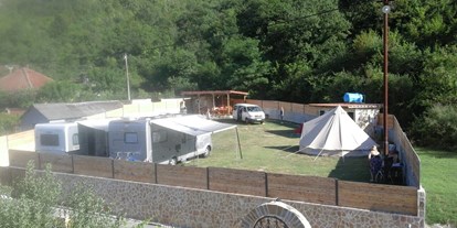 Motorhome parking space - Hunde erlaubt: Hunde erlaubt - Montenegro federal state - Unsere ersten Wohnwaegen an unserem Neueroeffneten Camp - Camp Virpazar