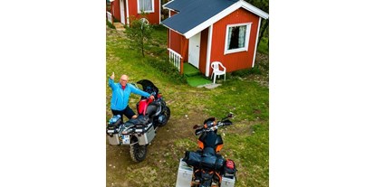 Motorhome parking space - Badestrand - Northern Norway - Fin din lille  hytte, på din reise til /fra Nordkapp - Helt OK å hvile seg ut på veien. - Sandnes Fjord Camping
