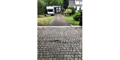 Motorhome parking space - Hunde erlaubt: keine Hunde - Germany - Zufahrt  - Pankow Niederschönhausen 