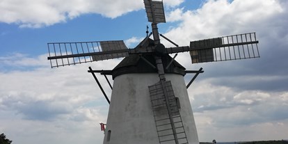 Reisemobilstellplatz - Stromanschluss - Niederösterreich - ca. in 5 km Entfernung ist die  Weinstadt Retz mit der gekannten "Windmühle" - Idyllisches Plätzchen im Weinviertel
