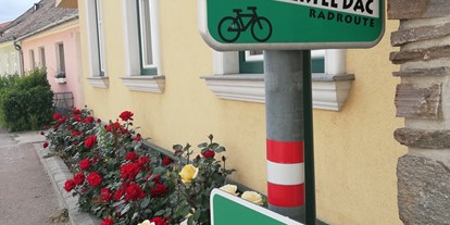 Motorhome parking space - Stromanschluss - Lower Austria - durch unsere Ortschaft führen einige Radwege wie z.B. Weinviertel DAC Radroute - Idyllisches Plätzchen im Weinviertel