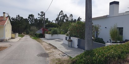 Reisemobilstellplatz - Beiras - Ansicht der Anfahrt. 
Auf der rechten Seite das Wohnhaus und am Ende der Mauer ist die Einfahrt rechts. - LAGOA DO BOI 
