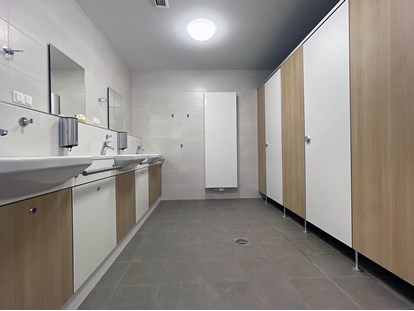 Reisemobilstellplatz - Entsorgung Toilettenkassette - Lünen - Die neuen, modernen Sanitäranlagen, rechts die Duschkabinen. - Premium Stellplatz "Glück Auf" in Bochum