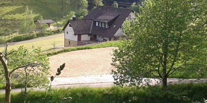 Reisemobilstellplatz - Umgebungsschwerpunkt: am Land - Baiersbronn - Blick auf den Stellplatz - Glaswaldhof