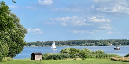 Reisemobilstellplatz - Umgebungsschwerpunkt: See - Mecklenburgische Seenplatte - Stellplatz im Garten am Ufer des Fleesensee 
