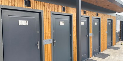 Reisemobilstellplatz - Ebringen - Sanitärgebäude mit 5 einzelnen Bädern und 1 Spülraum 1 Bad davon gross für Familie und Handicap - Wohnmobilpark Kenzingen 