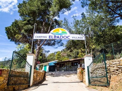 Motorhome parking space - Baratti - Camping Elbadoc Village - Eingang - ELBADOC Camping Village