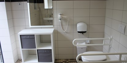 Reisemobilstellplatz - Entsorgung Toilettenkassette - Sachsen-Anhalt Süd - Behindertentoilette und Dusche im Sanitärgebäude - Wohnmobilcamp See- und Waldresort Gröbern