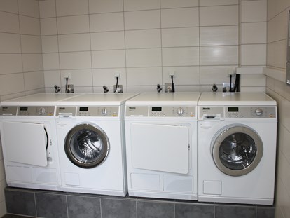 Reisemobilstellplatz - Frischwasserversorgung - Waschraum mit Waschmaschinen, Trockner und Bügelbrett - Wohnmobilcamp See- und Waldresort Gröbern