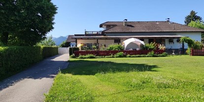 Reisemobilstellplatz - Wohnwagen erlaubt - Kärnten - Landhaus Noreia Einfahrt - Landhaus Noreia's Wiese nahe Klopeiner See