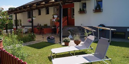Reisemobilstellplatz - Wohnwagen erlaubt - Kärnten - Sonnliegen im Gästegarten - Landhaus Noreia's Wiese nahe Klopeiner See