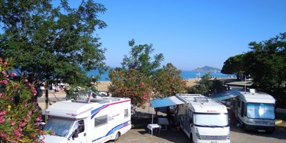 Motorhome parking space - Badestrand - Italy - Stellplatz direkt am Meer! Es gibt auch einen grossen schattigen und begruenten Parkplatz.  - Costa Orientale