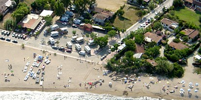Motorhome parking space - Sardinia - Direkt am Strand und nebenan Pizzerias, Supermarkt, Bar, Bootsverleih etc.  - Costa Orientale