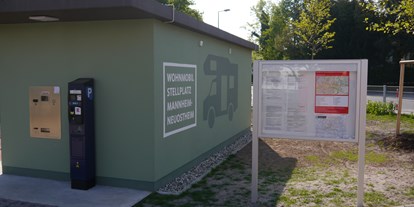 Reisemobilstellplatz - Entsorgung Toilettenkassette - Osthofen - Wohnmobilstellplatz Mannheim Technikgebäude und Infotafel - Wohnmobilstellplatz Mannheim-Neuostheim