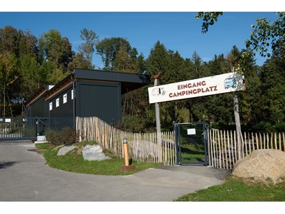 Reisemobilstellplatz - Umgebungsschwerpunkt: am Land - Österreich - Eingang in den Naturerlebnispark  - IKUNA Camping