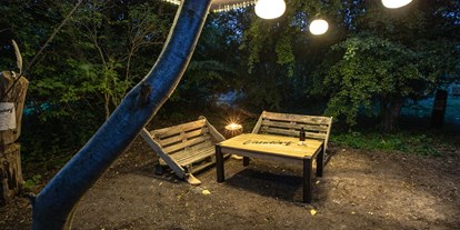 Reisemobilstellplatz - Umgebungsschwerpunkt: See - Vorpommern - Ein überdachter kleiner Loungebereich bietet Euch auch bei Regenwetter die Möglichkeit, gemeinsam draußen zu sitzen. - Vandorf Wohnmobilstellplatz