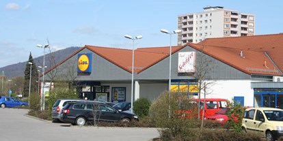 Motorhome parking space - Bergstraße-Odenwald - Lidl-Discounter, Rewe-Supermarkt und Bäcker direkt gegenüber. Restaurants, Altstadt, Weinberge nur 1 km entfernt. - Womo-Stellplatz Bensheim in Badesee-Nähe