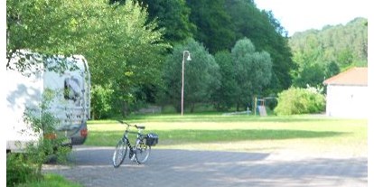 Reisemobilstellplatz - Hunde erlaubt: Hunde erlaubt - Pfalz - Stellplatz mit Blick auf Weiher und Kiosk  - Stellplatz am Weiher Lemberg