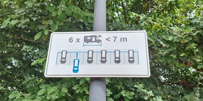 Reisemobilstellplatz - Umgebungsschwerpunkt: am Land - Rheinland-Pfalz - Stellplatzordnung,  bitte so 1 Schild installieren   - Stellplatz am Weiher Lemberg