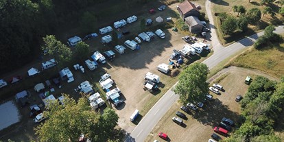 Reisemobilstellplatz - Wohnwagen erlaubt - Velden (Nürnberger Land) - Campingplatz von oben - Naturbad Königstein